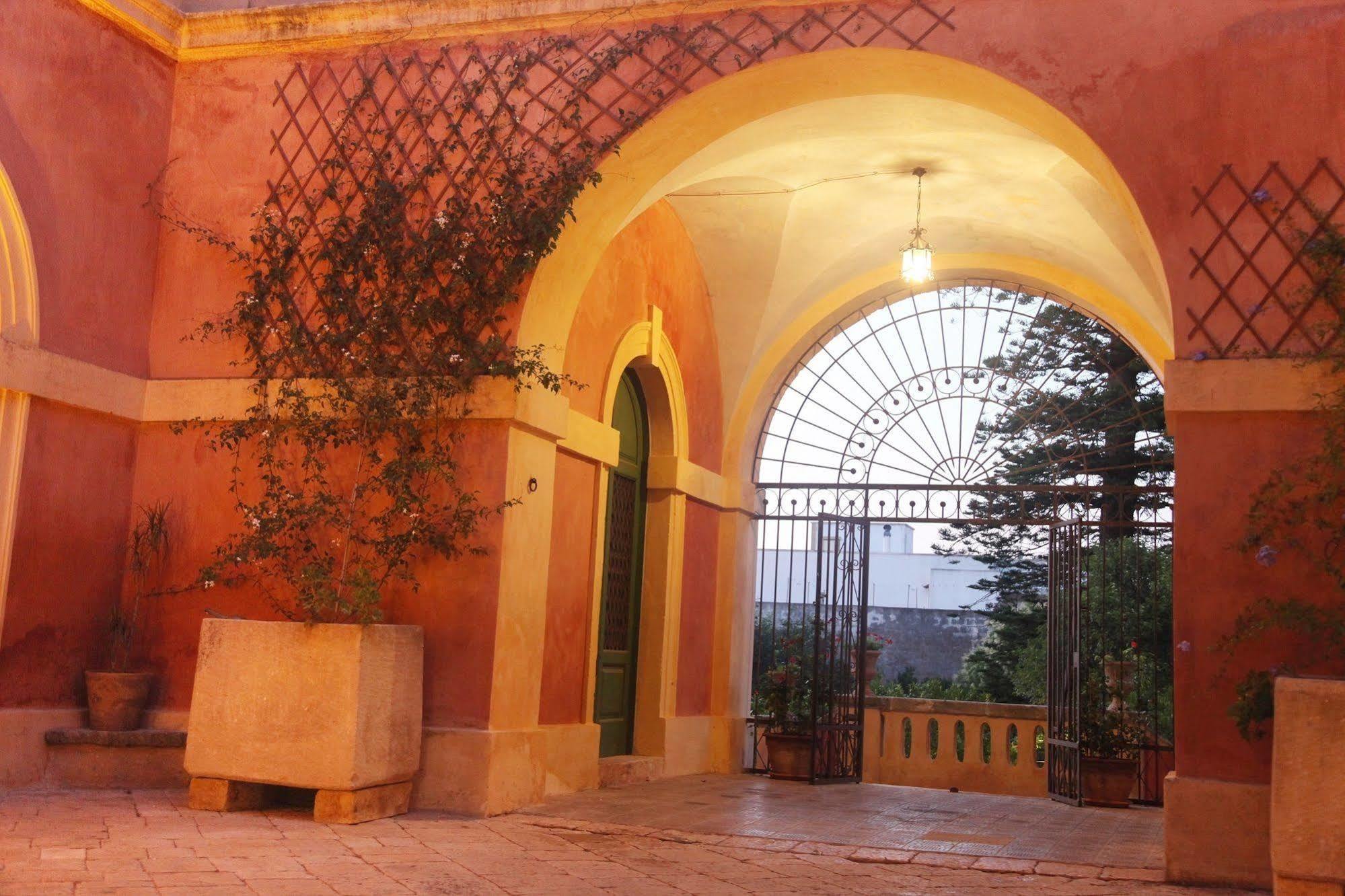 לינה וארוחת בוקר מורצ'יאנו די לאוקה Palazzo Laura מראה חיצוני תמונה