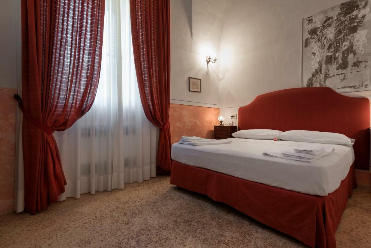 לינה וארוחת בוקר מורצ'יאנו די לאוקה Palazzo Laura מראה חיצוני תמונה