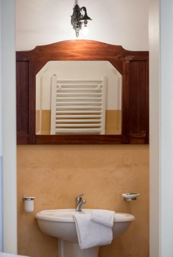 לינה וארוחת בוקר מורצ'יאנו די לאוקה Palazzo Laura מראה חיצוני תמונה